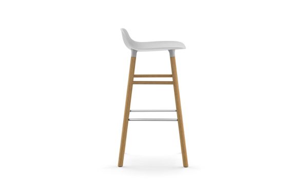 En moderne barstol med hvidt sæde og træben, med minimalistisk design og fodstøtte, isoleret på en hvid baggrund. Ideel til dem, der sætter pris på TomorrowsDesign i deres interiør.