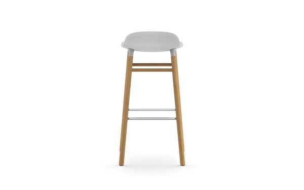 En moderne barstol med gråt sæde og træben set forfra på hvid baggrund. Skamlen har et minimalistisk design med en enkelt vandret fodstøtte fra TomorrowsDesign.