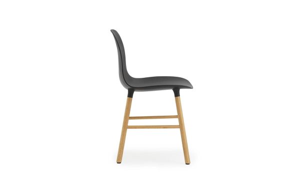 En moderne designstol med sort sæde og ryglæn monteret på en lys træramme med fire ben, isoleret på en hvid baggrund.