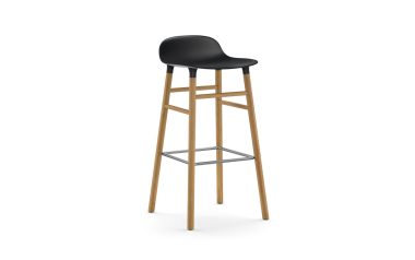 En moderne barstol med sort sæde og træben på en almindelig hvid baggrund. Skamlen inkluderer en metallisk fodstøtte, designet af TomorrowsDesign, og er placeret vendt mod beskueren.