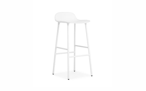 En moderne hvid barstol med en minimalistisk designmøbler med buet sæde og slanke metalben på hvid baggrund.