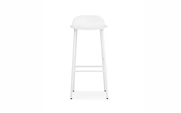 En moderne, hvid barstol med en minimalistisk designmøbler, med slanke metalben og et buet sæde, isoleret på en hvid baggrund.