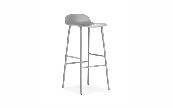 En moderne grå barstol med glat, formstøbt sæde og slanke metalben på en almindelig hvid baggrund, der inkarnerer essensen af skandinavisk designmøbler.