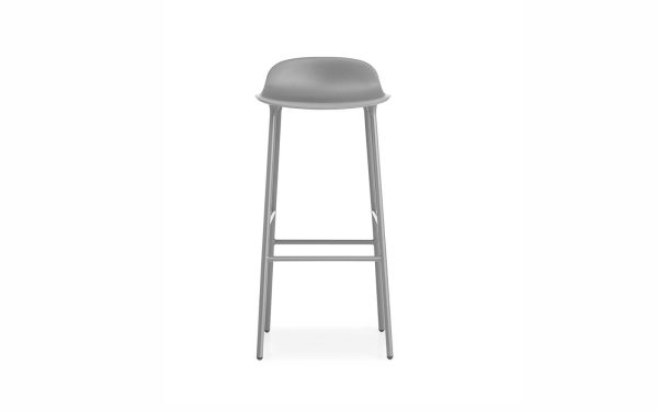 En moderne grå barstol med glat, buet sæde og slanke metalben mod hvid baggrund. Dette stykke afspejler moderne designmøbler-æstetik.