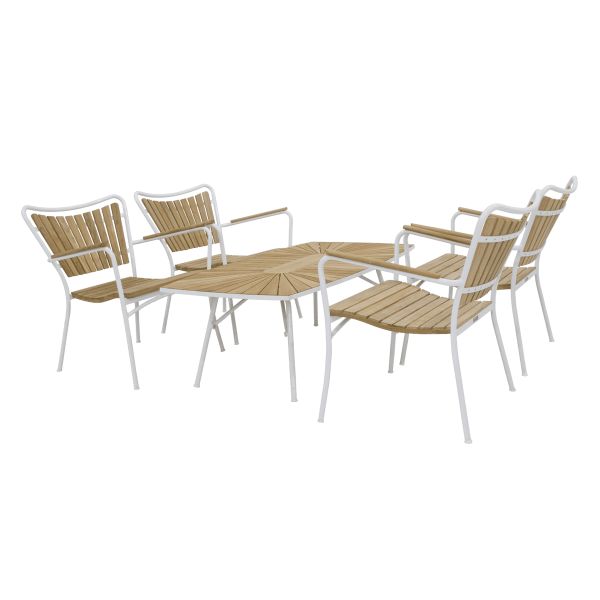 Fire hvide metalterrassestole med solbrune fletsæder arrangeret omkring et matchende cirkulært bord, med et moderne design på en grøn baggrund.