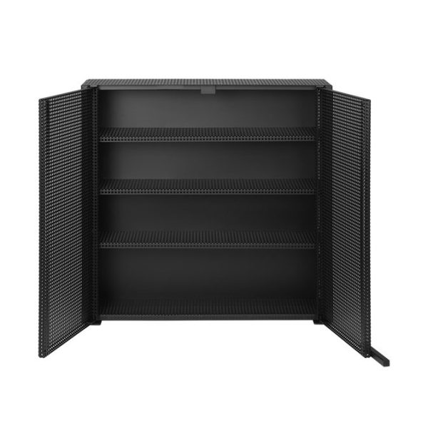 Dette billede viser et tomt, sort metalserverrack med TomorrowsDesign-æstetik og perforerede sidepaneler, vist med åbne døre og afslører flere tomme hylder indeni.