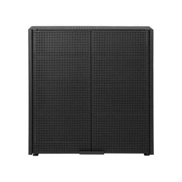 Et sort perforeret metalskab med et enkelt, moderne design, stående på korte ben. Overfladen har et ensartet prikket mønster til ventilation og tilføjer et slankt touch til ethvert interiør.