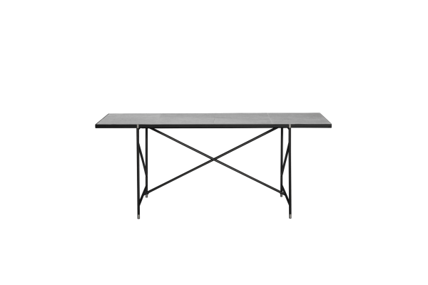Et moderne skrivebord med en rektangulær plade i marmor og en sort metalramme på kryds og tværs mod en almindelig grøn baggrund, der fremviser et fornemt design.