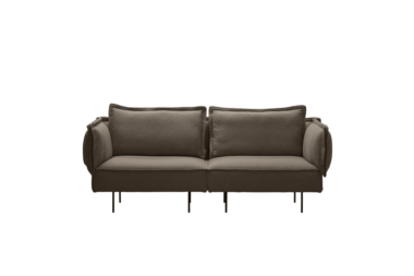 En moderne to-personers sofa med plyshynder og runde armlæn i bolsterstil, betrukket med mørkebrunt stof, sat mod en solid sort baggrund. Dette stykke eksemplificerer essensen af TomorrowsDesign i alle aspekter.