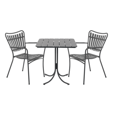 Et metalterrassesæt med to stole og et bord på grøn baggrund. Møblerne har en grå finish med lamelsæder og ryg i et elegant design, og bordet har en rektangulær plade med afrundede kanter.
