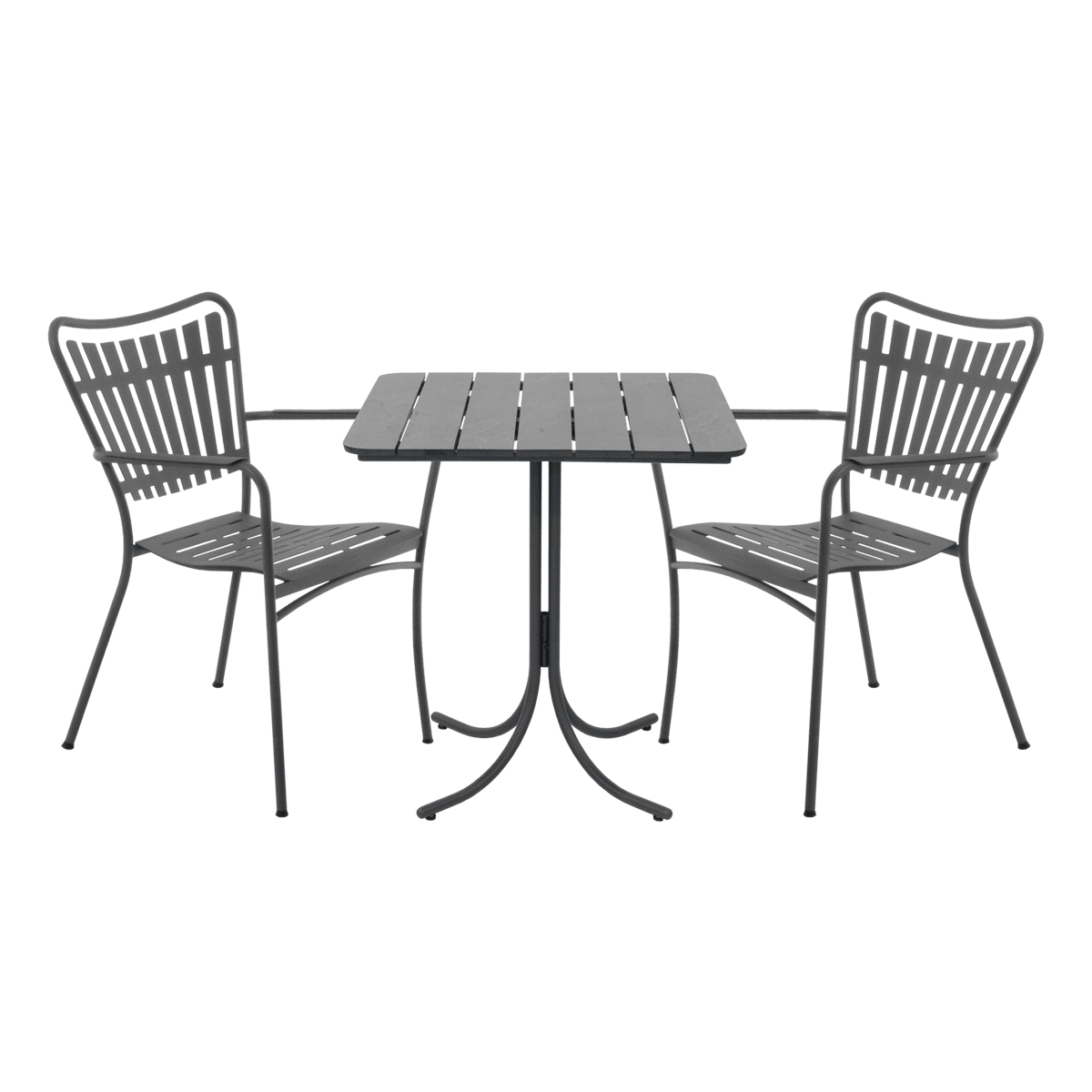 Et metalterrassesæt med to stole og et bord på grøn baggrund. Møblerne har en grå finish med lamelsæder og ryg i et elegant design, og bordet har en rektangulær plade med afrundede kanter.