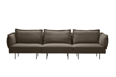 En moderne mørkebrun lædersofa med tre sædehynder og lave arme, hver foret med en enkelt pude, med et slankt design og forhøjet på tynde metalben, isoleret på en sort baggrund.