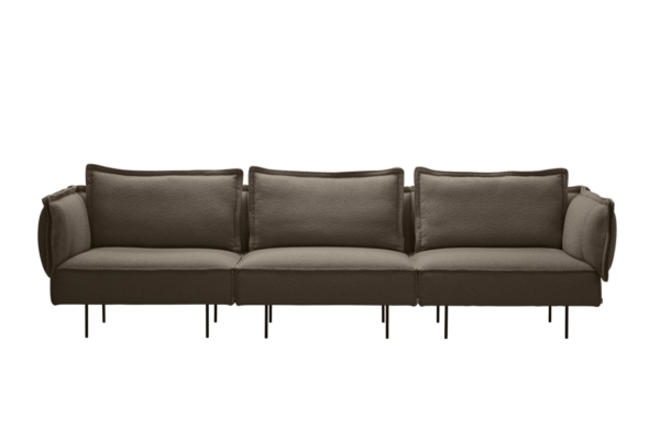 En moderne mørkebrun lædersofa med tre sædehynder og lave arme, hver foret med en enkelt pude, med et slankt design og forhøjet på tynde metalben, isoleret på en sort baggrund.