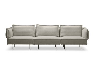 En moderne tre-personers sofa med lysegrå betræk og fem hynder. Den har tynde, sorte metalben og et rent, minimalistisk TomorrowsDesign. Sofaen er sat mod en almindelig hvid baggrund.