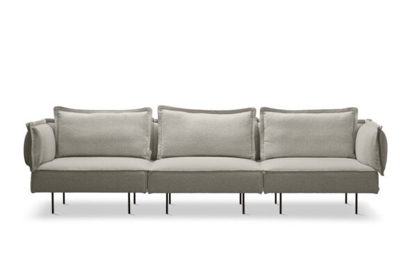 En moderne tre-personers sofa med lysegrå betræk og fem hynder. Den har tynde, sorte metalben og et rent, minimalistisk TomorrowsDesign. Sofaen er sat mod en almindelig hvid baggrund.
