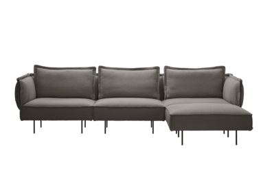 En moderne mørkegrå sektionssofa med tre separate hynder og tynde metalben, designet af TomorrowsDesign, isoleret på en sort baggrund.