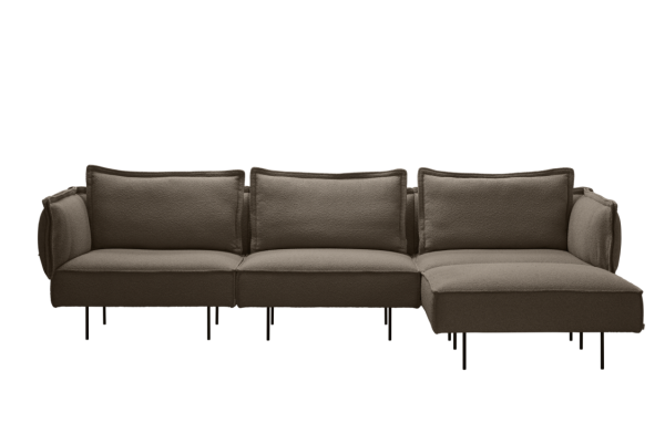 En moderne mørkebrun sektionssofa med plyspuder og tynde metalben, isoleret på en sort baggrund, perfekt til den seneste TomorrowsDesign interiørtrend.