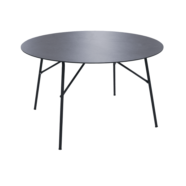 Et enkelt rundt, sort bord med en glat plade og slanke ben, sat mod en ensfarvet grøn baggrund, viser et elegant interiørdesign.