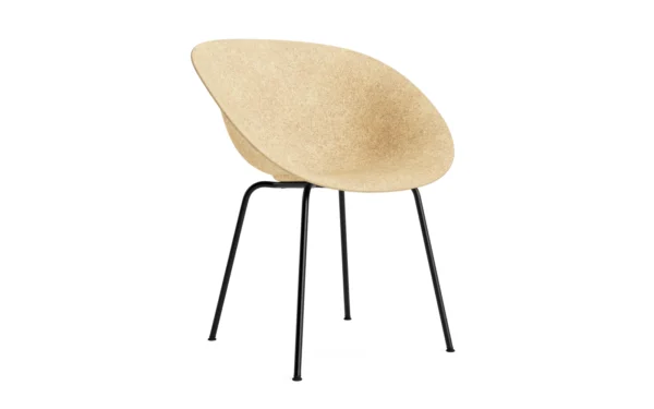 En moderne NORMANN COPENHAGEN stol med et beige, ovalt sæde lavet af tekstureret materiale, monteret på et enkelt sort metalstel med fire ben, isoleret mod en hvid baggrund.