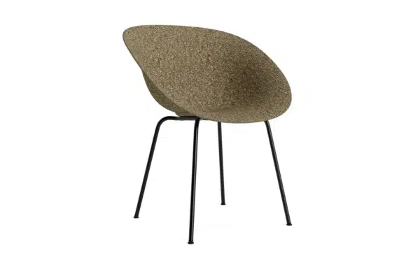 En moderne Normann Copenhagen stol med et struktureret, ovalt ryglæn og et sæde i en plettet beige farve, understøttet af et enkelt sort metalstel med fire ben.