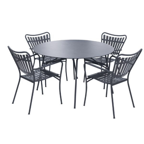 Et moderne udendørs spisesæt bestående af et cirkulært bord og fire matchende stole, alle lavet af metal og malet i mat sort, udstillet på en almindelig sort baggrund. Dette ensemble er en del af TomorrowsDesign-kollektionen.