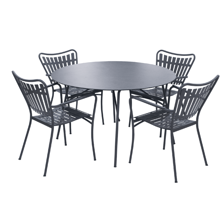 Et moderne udendørs spisesæt bestående af et cirkulært bord og fire matchende stole, alle lavet af metal og malet i mat sort, udstillet på en almindelig sort baggrund. Dette ensemble er en del af TomorrowsDesign-kollektionen.