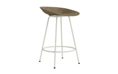 EN NORMANN COPENHAGEN Mat Barstol 65 med et hvidt metalstel og et rundt sæde beklædt i et tekstureret beige materiale, mod en almindelig hvid baggrund.