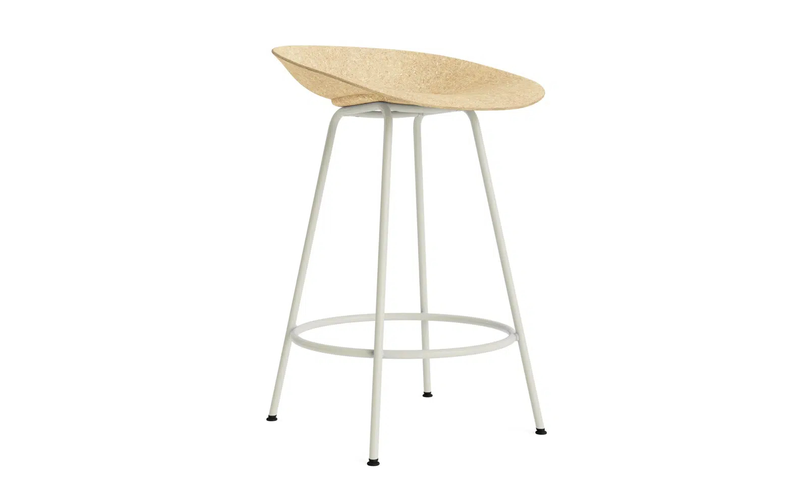 EN NORMANN COPENHAGEN Mat Barstol 65 med en hvid metalramme og en beige, tekstureret sædehynde, isoleret på en hvid baggrund.