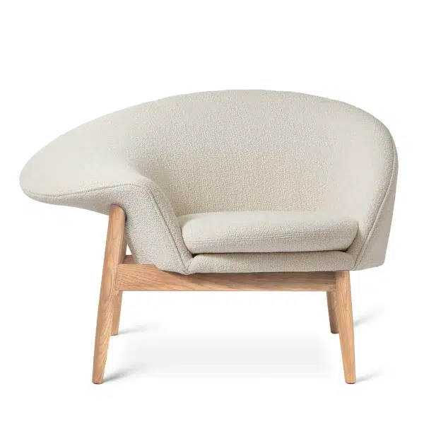 En moderne, buet sofa i lys beige polstring med en glat tekstur og robuste træben, isoleret på en hvid baggrund, eksemplificerer moderne indretning.