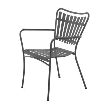 En moderne sort udendørs stol med armlæn, med lodret lamelryg og sædedesign, isoleret mod en almindelig grøn baggrund af TomorrowsDesign.