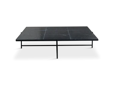 Et rektangulært bordtennisbord med mørk overflade og synlige hvide markeringer, sat mod en sort baggrund. Bordet har en enkel metalramme og er vist uden padler eller et net, der inkarnerer principperne for TomorrowsDesign i sin minimalistiske æstetik.
