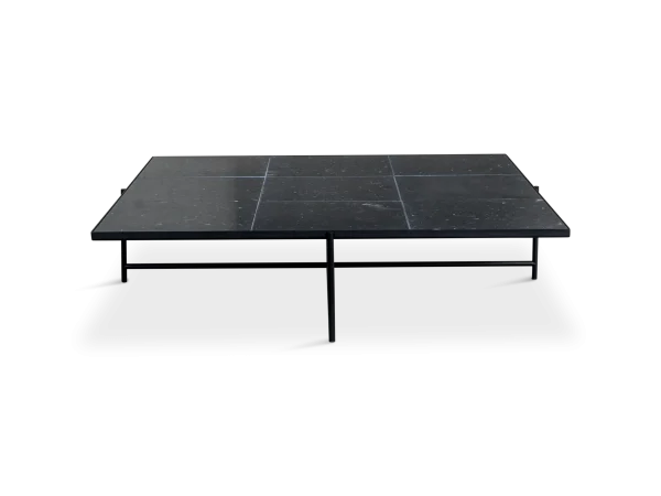 Et rektangulært bordtennisbord med mørk overflade og synlige hvide markeringer, sat mod en sort baggrund. Bordet har en enkel metalramme og er vist uden padler eller et net, der inkarnerer principperne for TomorrowsDesign i sin minimalistiske æstetik.