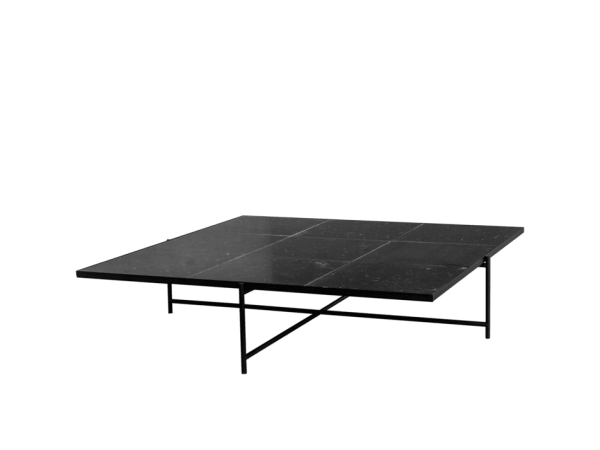 Et sort bordtennisbord med en slidt overflade og synlige slidmærker, sat mod en ensfarvet grøn baggrund. Bordet, en del af TomorrowsDesigns kollektion, er helt udstrakt og placeret centreret i billedet.