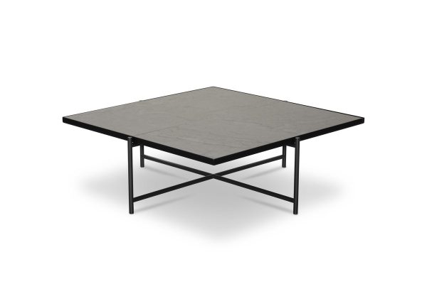Et moderne firkantet bord med en mørk stenplade og en sort metalbund, fremvist på en hvid baggrund, afspejler essensen af TomorrowsDesign interiør.