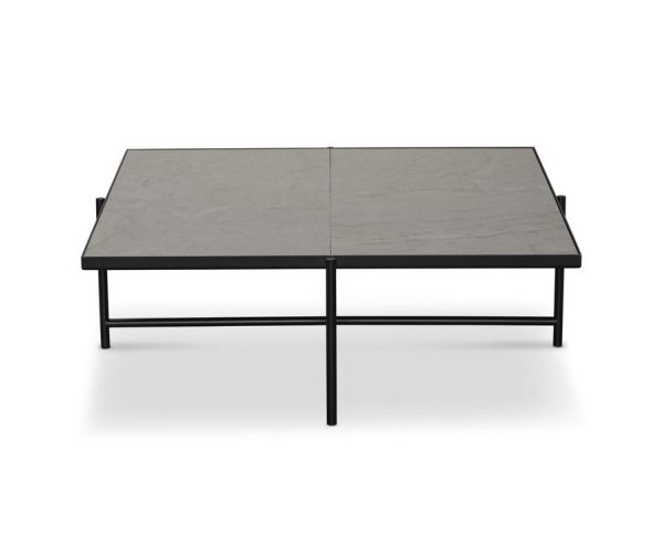 Et moderne lavprofil sofabord lavet af to sektioner med grå stenlignende plader og en enkel sort metalramme, afbildet på en hvid baggrund. Dette stykke passer perfekt ind i et stilfuldt interiørdesignkoncept.