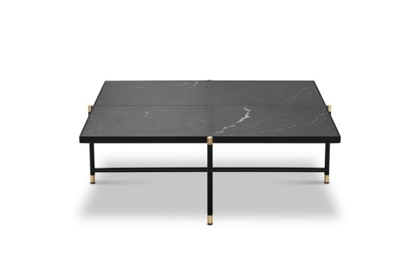Et rektangulært sofabord i sort marmor med en slank sort metalramme og guldaccenter ved benleddene, placeret på en almindelig hvid baggrund. Dette stykke er en del af TomorrowsDesign-kollektionen.