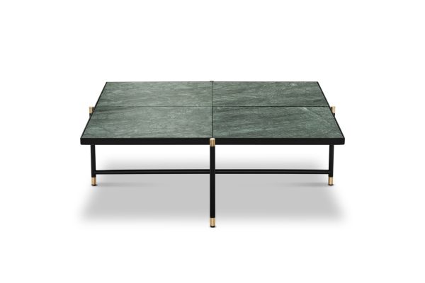 Et moderne rektangulært sofabord med en mørkegrøn marmorplade med guldaccenter i hjørnerne, sat på et enkelt sort metalstel med tynde ben. Baggrunden er almindelig hvid, hvilket afspejler elegant design.