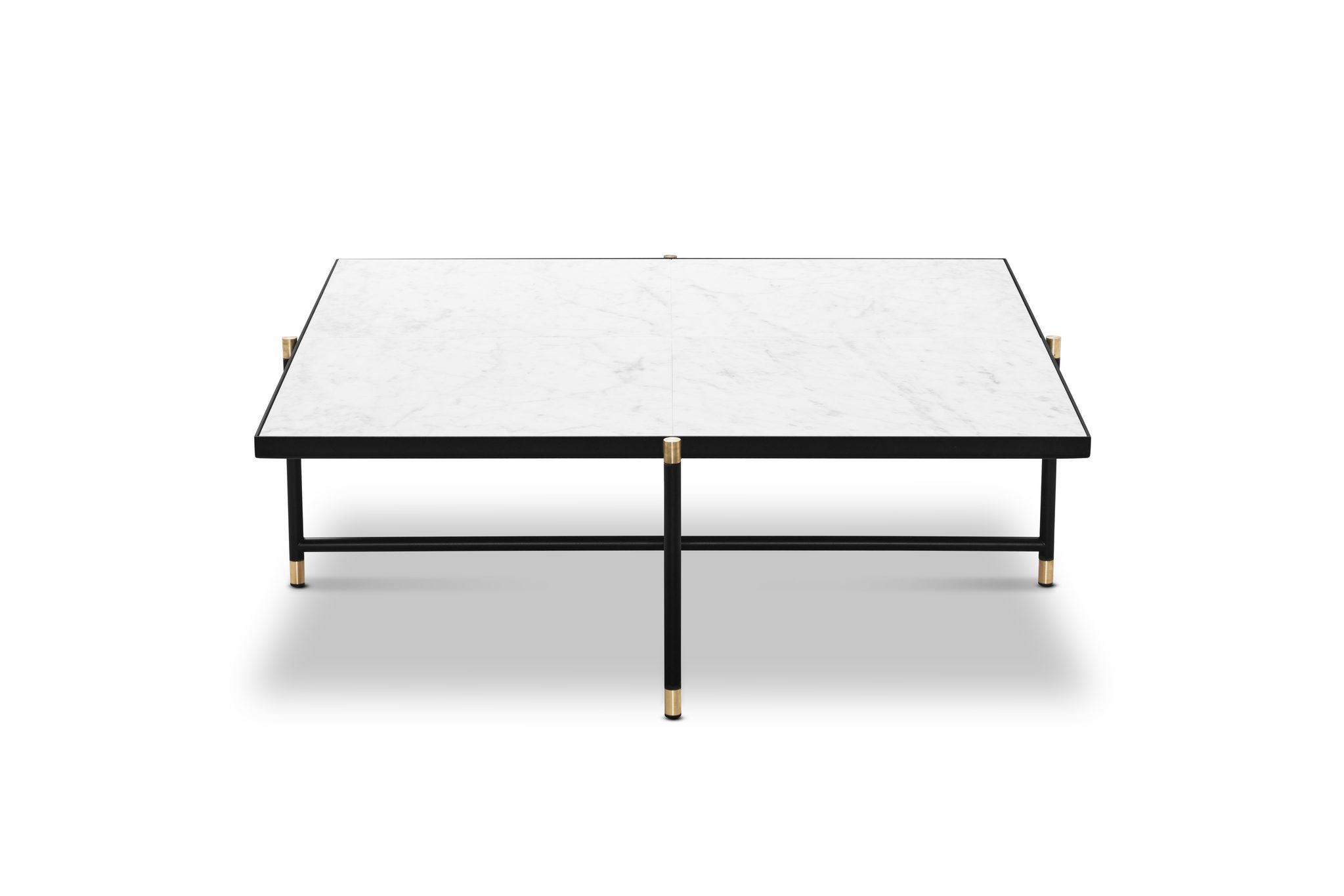 Et rektangulært sofabord med en hvid marmorplade og en sort metalramme, med guldaccenter ved leddene, isoleret på en hvid baggrund. Dette stykke afspejler æstetikken i TomorrowsDesign.