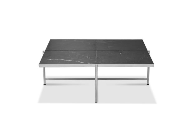 Et moderne firkantet sofabord med en sort marmorplade og en flad stel i rustfrit stål, isoleret på en hvid baggrund, eksemplificerer det slanke design fra TomorrowsDesign.