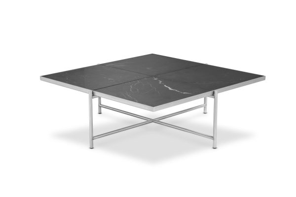 Et moderne firkantet spisebord med en mørkegrå marmorplade med hvide årer, understøttet af en poleret rustfri stålbund med et karakteristisk x-formet design. Bordet er designet af TomorrowsDesign og er sat mod en almindelig hvid baggrund.