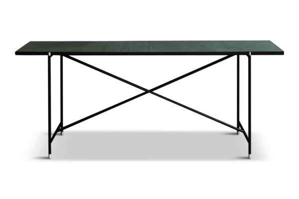 Et moderne konsolbord i sort metal med en rektangulær marmorplade og en nederste hylde, sat mod en almindelig grøn baggrund. Bordets ben har et krydsdesign. Ideel til moderne interiørtemaer.