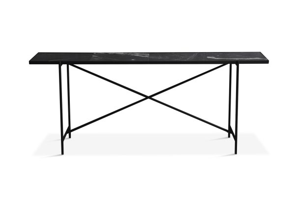Et moderne konsolbord med en sort marmorplade og en geometrisk, krydset sort metalbund fra TomorrowsDesign, isoleret på en hvid baggrund.