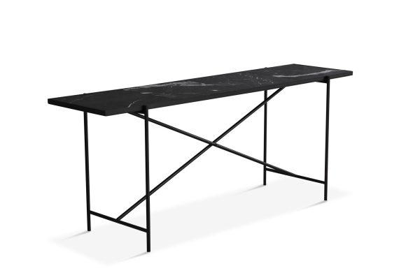 Et smalt, sort marmor konsolbord med en x-formet metalbund, designet til moderne interiør og isoleret på en hvid baggrund.