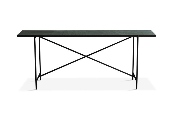 Et moderne rektangulært sort marmorbord med en tynd plade og en x-formet metalbund, designet af TomorrowsDesign, isoleret på en hvid baggrund.