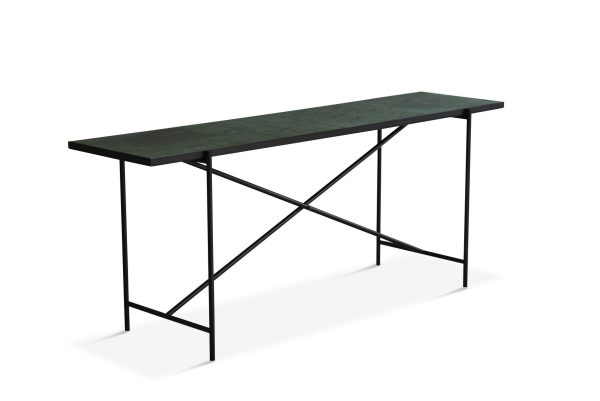Et moderne, smalt konsolbord med en mørkegrøn marmorplade og en sort metalramme med krydsede ben, designet af TomorrowsDesign, isoleret på en hvid baggrund.