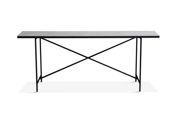 Et rektangulært bord med en marmorplade og en sort metalbund med et x-formet design, isoleret på en hvid baggrund, perfekt til moderne interiør.