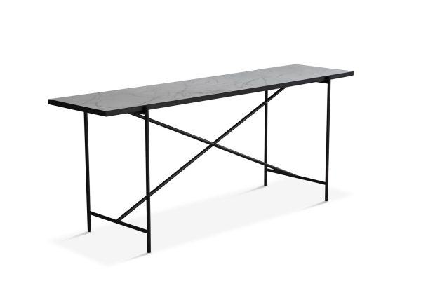 Et smalt konsolbord med en sort marmorplade og krydsede metalben, vist på en hvid baggrund, er indbegrebet af elegant design.