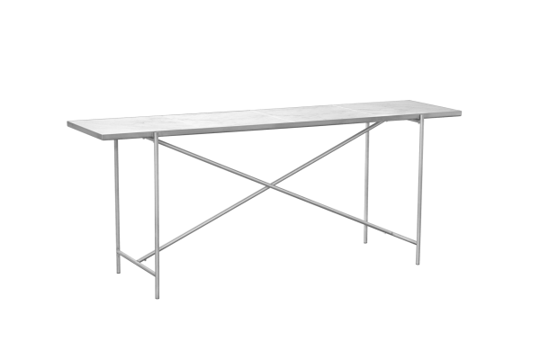 Et langt, smalt klapbord med en hvid imiteret marmorplade og en sammenklappelig sølvmetalramme, designet til moderne interiør og isoleret på en grøn baggrund.