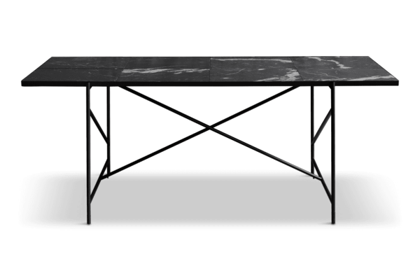 Et moderne sort skrivebord med en imiteret marmorplade og en krydset metalramme, med et innovativt design, placeret på en enkel sort måtte mod en almindelig grøn baggrund.