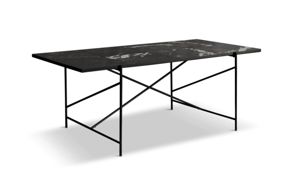 Et sort, forvitret udendørs klapbord med en TomorrowsDesign-marmorplade, sat på en matchende sort gulvmåtte på en grøn baggrund.